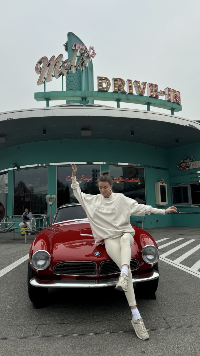 Уля у Mel's Drive-In в Universal Beijing